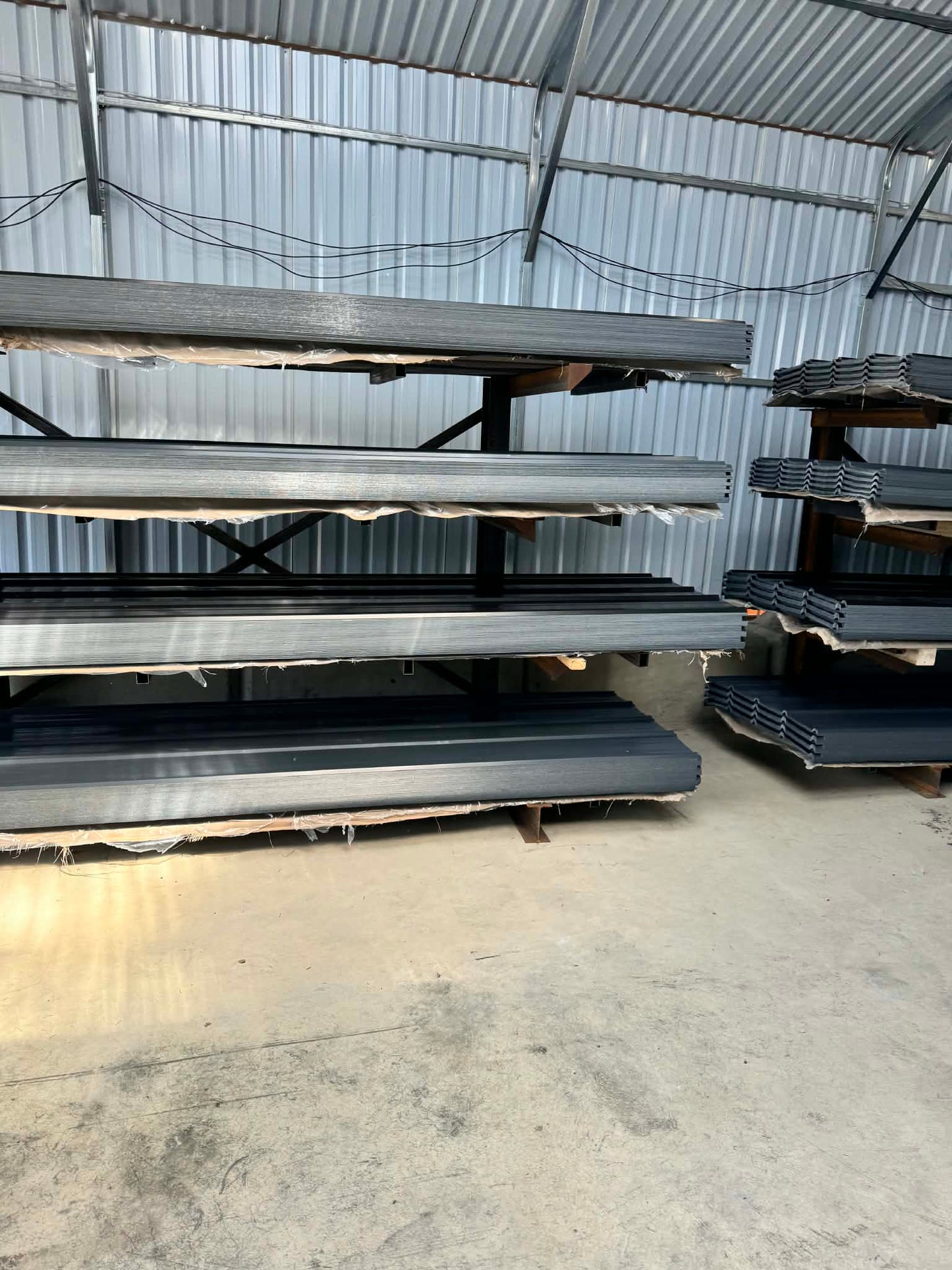 25 Gauge Rib Metal Roofing Panels in RAL Matching Black and Gray Colors for Lake Stevens