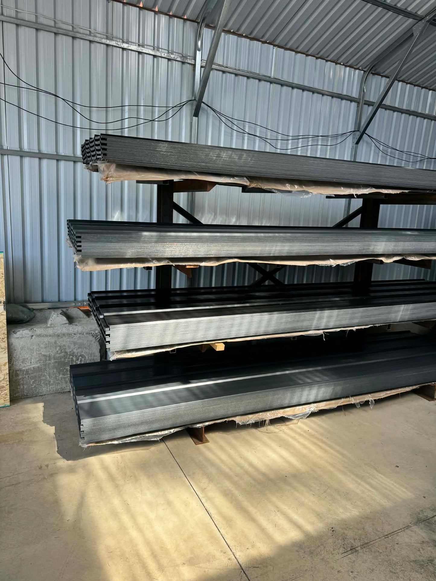 25 Gauge Rib Metal Roofing Panels in RAL Matching Black and Gray Colors for Lake Stevens